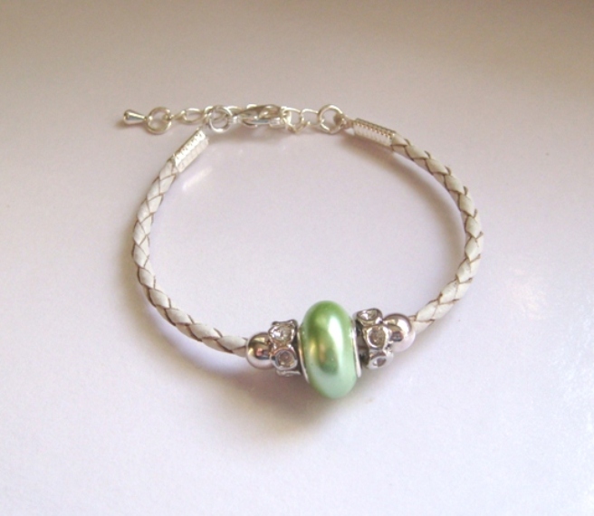Mellow green shell pearl bracelet, minimal feminine gift